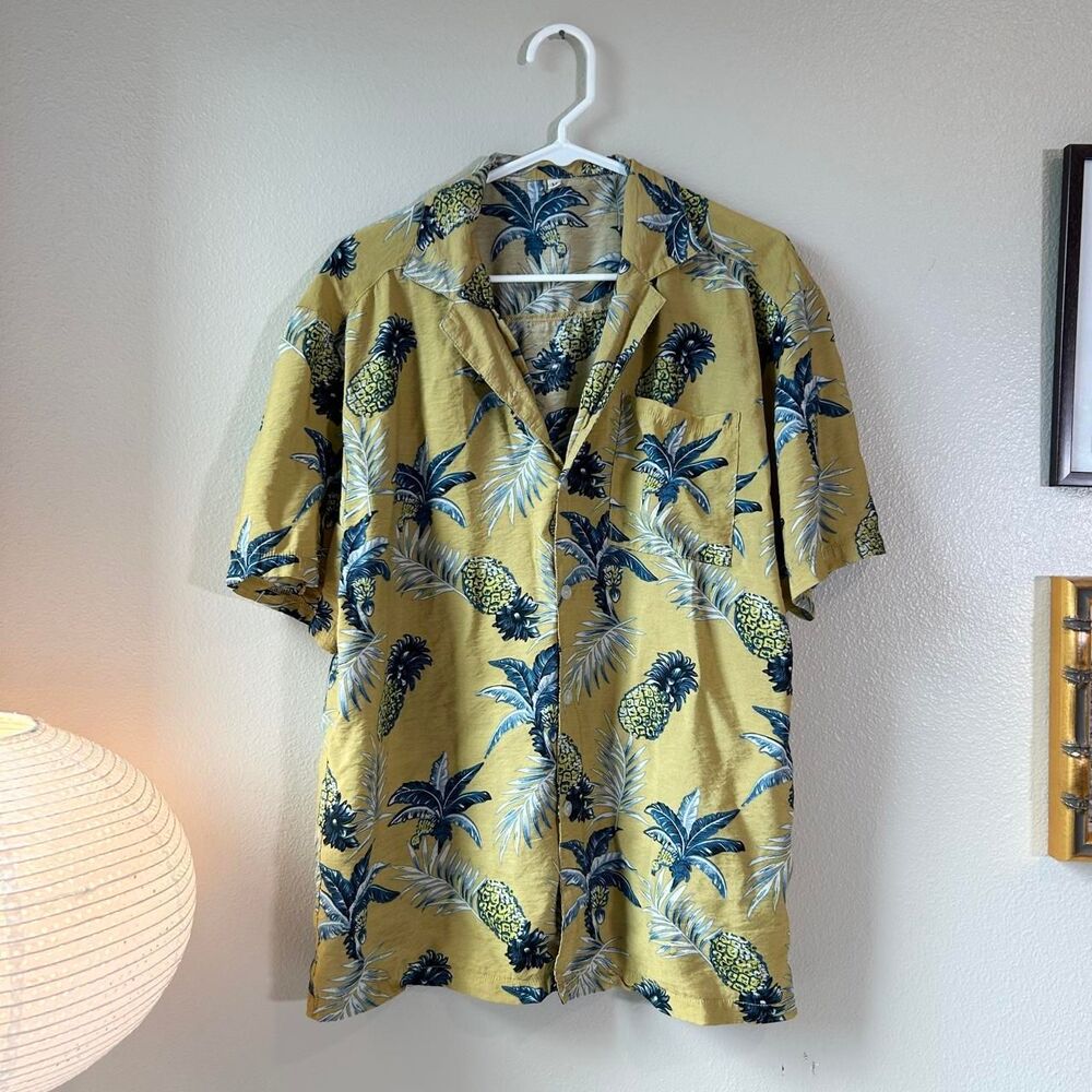 Yellow pineapple Hawaiian print button up shirt M